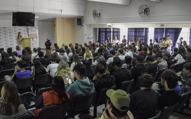 ¡Basta de promesas! Trabajadores de salud mental le plantan cara a Cornejo y exigen salarios justos