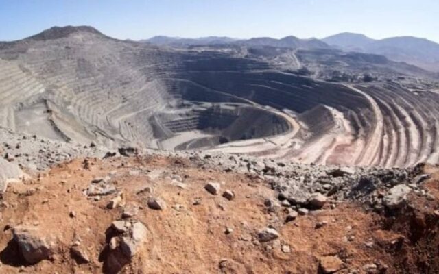 Mientras el consumo se desploma, Milei acelera la devolución del IVA a las mineras