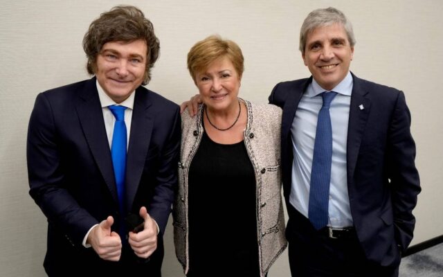 El FMI esquivó dar fecha para salir a los mercados y exigió más formalidad laboral