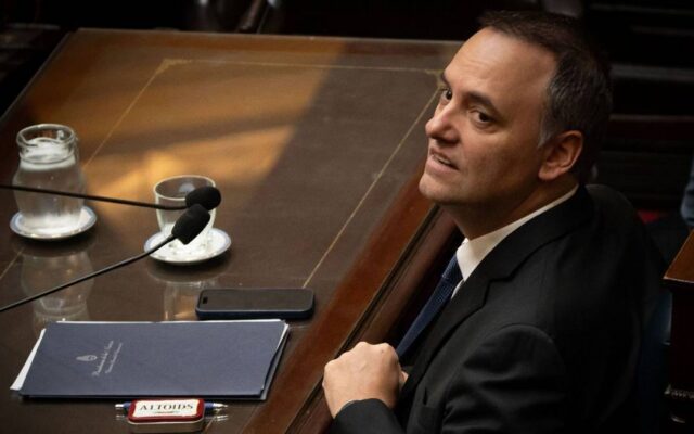 Adorni se la juega: busca esquivar la interpelación en Diputados y el Senado