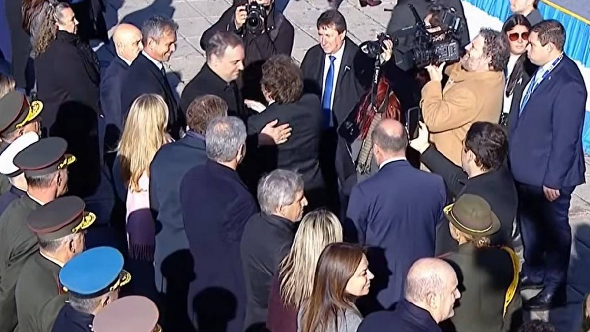 Milei aterriza en Rosario con Adorni y megaoperativo: ¿foto de unidad o funeral político?