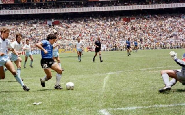 A 40 años del gol más importante de Diego Maradona: la trampa y la obra maestra que nos metió en el Olimpo