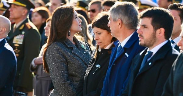 Villarruel le dio la espalda a Milei durante el himno y apuntó contra Adorni: «desubicado»