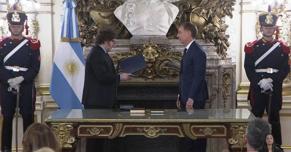 Con Adorni al lado, Santilli juró como jefe de Gabinete en medio de un fuerte gesto político