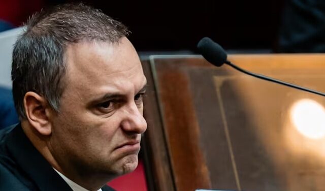 Pacto secreto en Diputados: fondos de la SIDE y protección mutua para salvar a Adorni