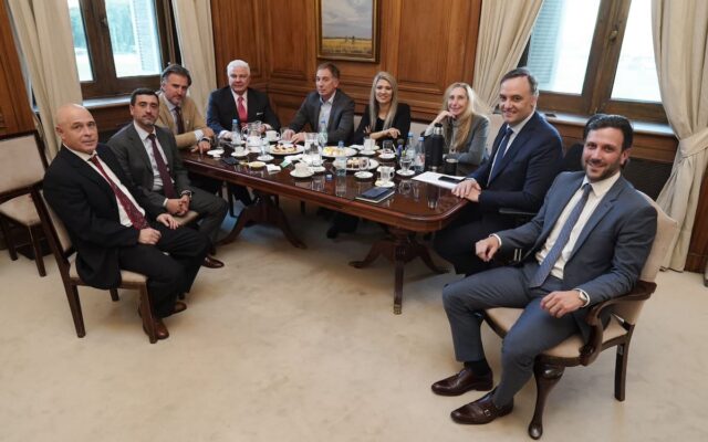 Adorni se aferra a Karina Milei y sigue en el Gobierno, pero con poder recortado