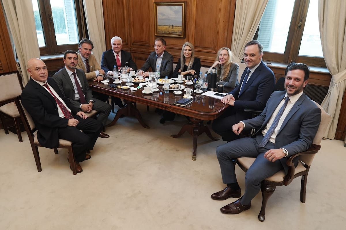 Adorni se aferra a Karina Milei y sigue en el Gobierno, pero con poder recortado