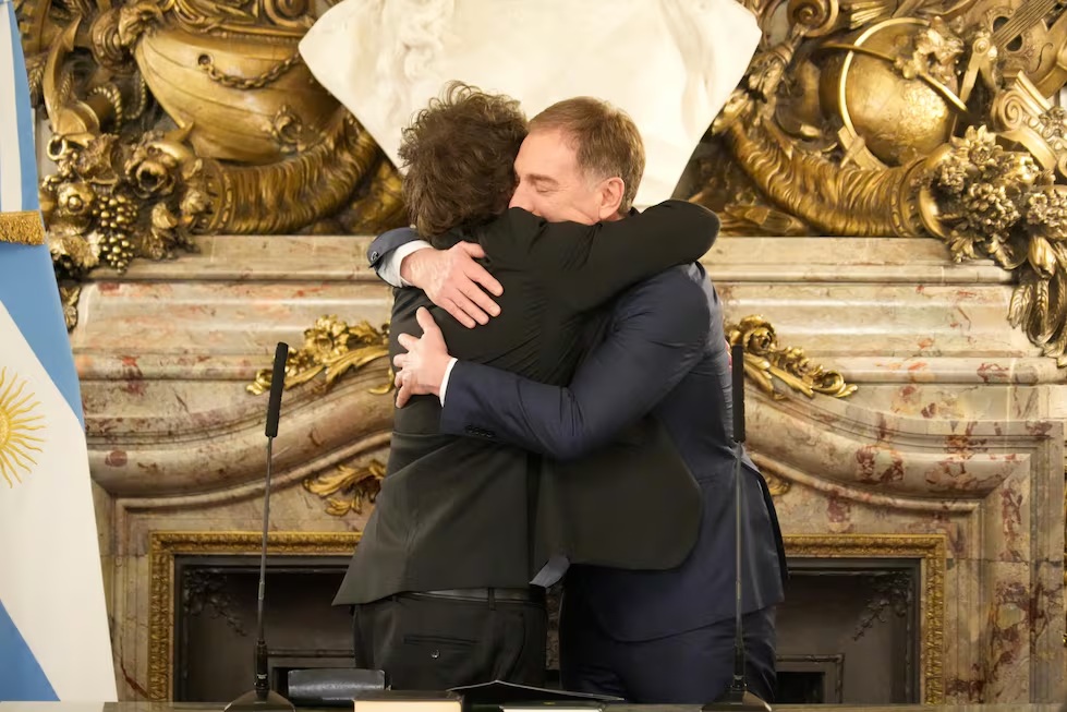 Santilli juró como jefe de Gabinete: la casta se refugia en la Casa Rosada