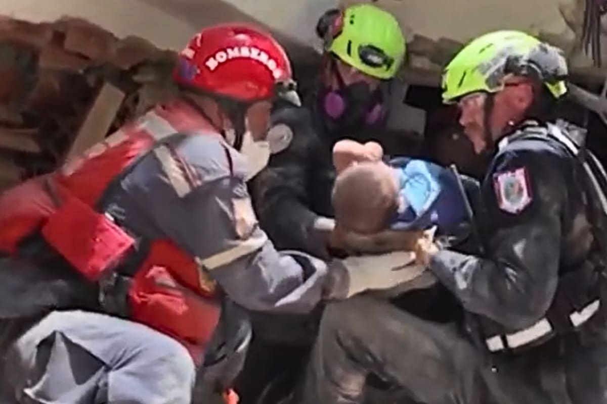 Milagro en Venezuela: rescatan a un bebé tras tres días bajo los escombros de los terremotos