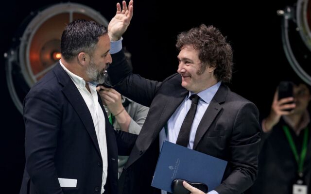 Milei vuelve a España: sexta visita sin contacto con Sánchez, puro show y medalla