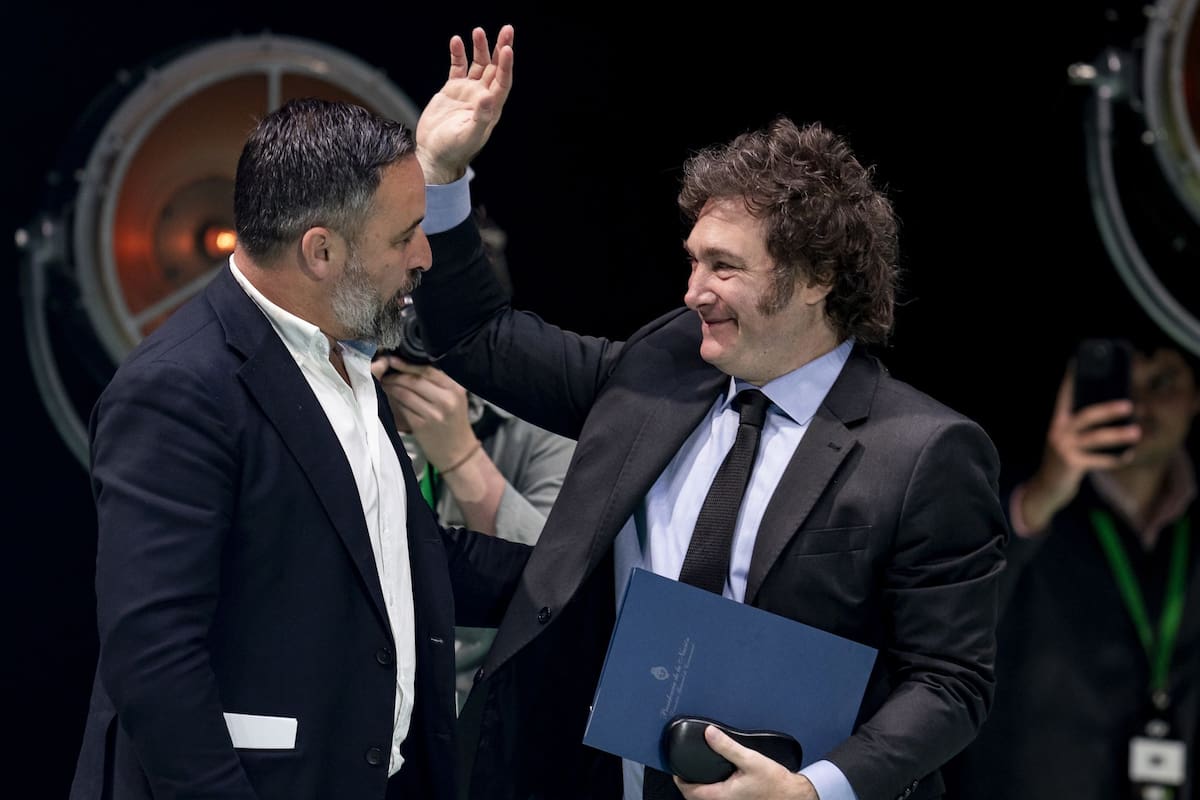 Milei vuelve a España: sexta visita sin contacto con Sánchez, puro show y medalla