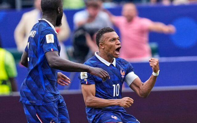 ¡Tormenta eléctrica y baile! Francia aplastó a Irak 3-0 con doblete de Mbappé y ya está en 16avos