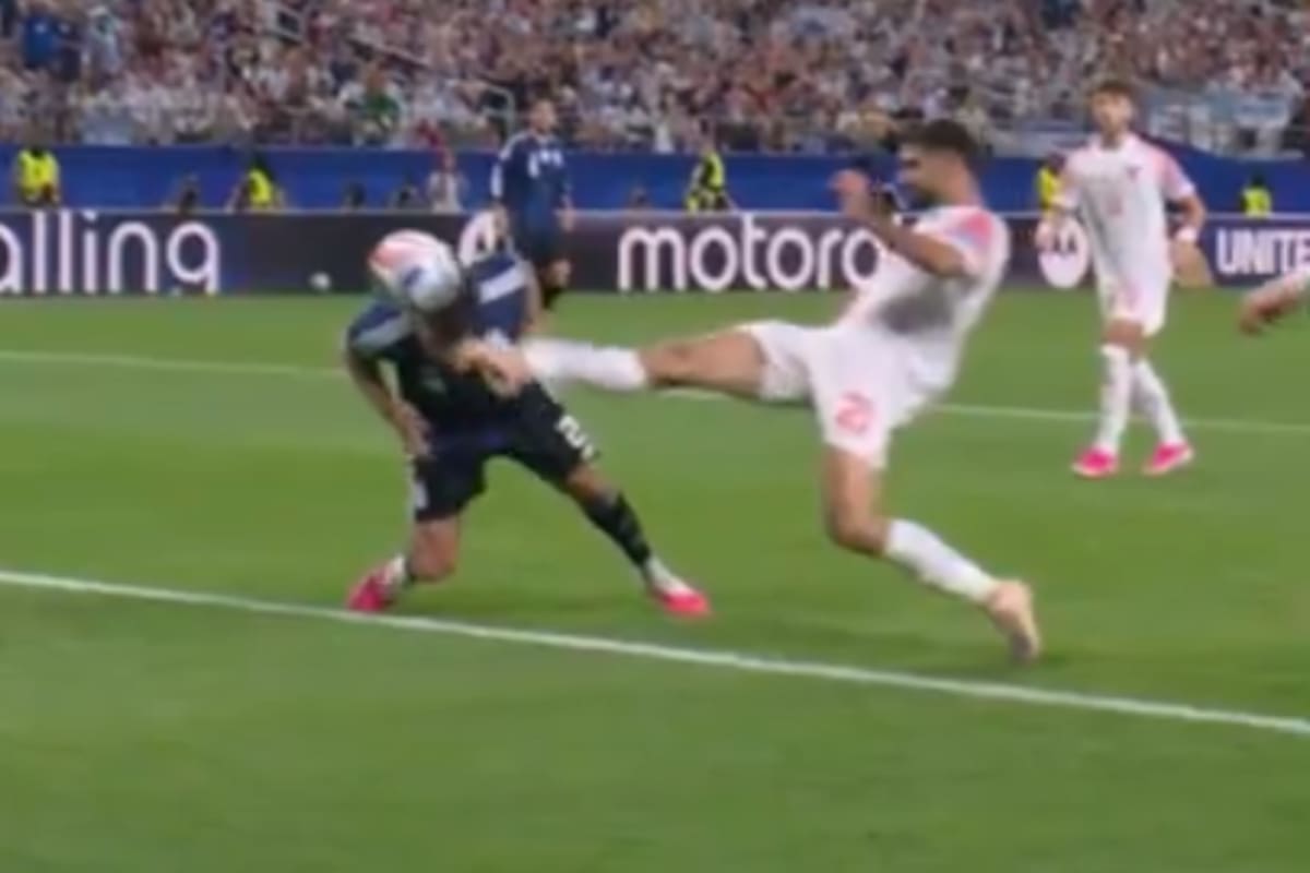 ¡Escándalo en el Mundial! Patada voladora a Senesi termina en penal para Argentina
