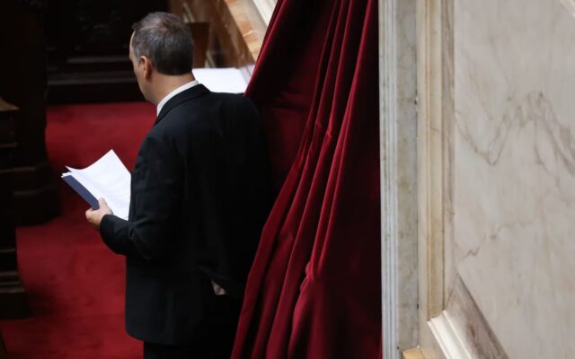 El Gobierno juega su última carta para blindar a Adorni: apuesta a un debate reglamentario en el Senado