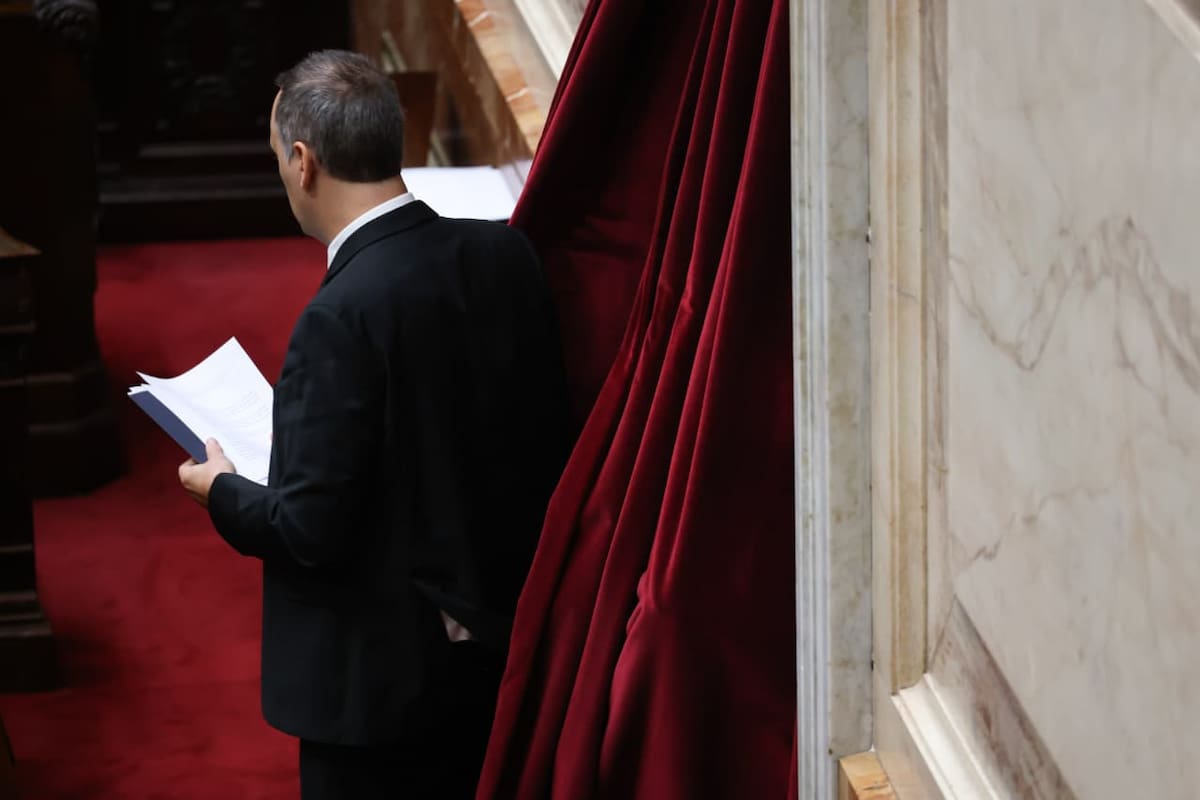 El Gobierno juega su última carta para blindar a Adorni: apuesta a un debate reglamentario en el Senado