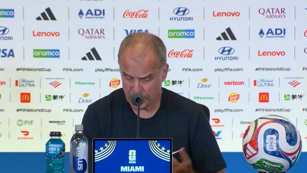 Bielsa explota contra la FIFA: "Las pausas de hidratación le quitan esencia al fútbol"