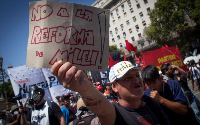 Gobierno apura reforma laboral: revisará 800 convenios y la CGT no reacciona