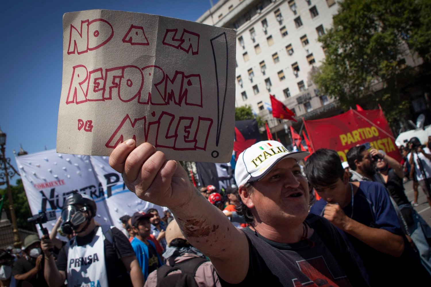 Gobierno apura reforma laboral: revisará 800 convenios y la CGT no reacciona