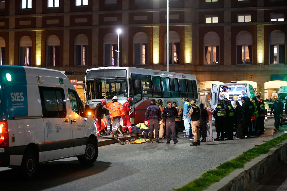 Tragedia en la rambla: un colectivo se subió a la vereda y mató a una adolescente