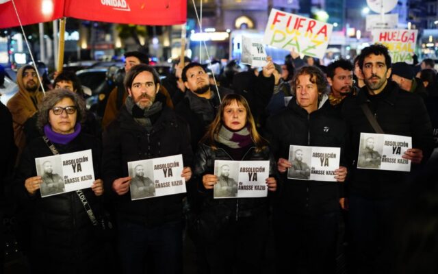 Escándalo en el Obelisco: cientos se movilizan contra la persecución de Annase Kazib en Francia