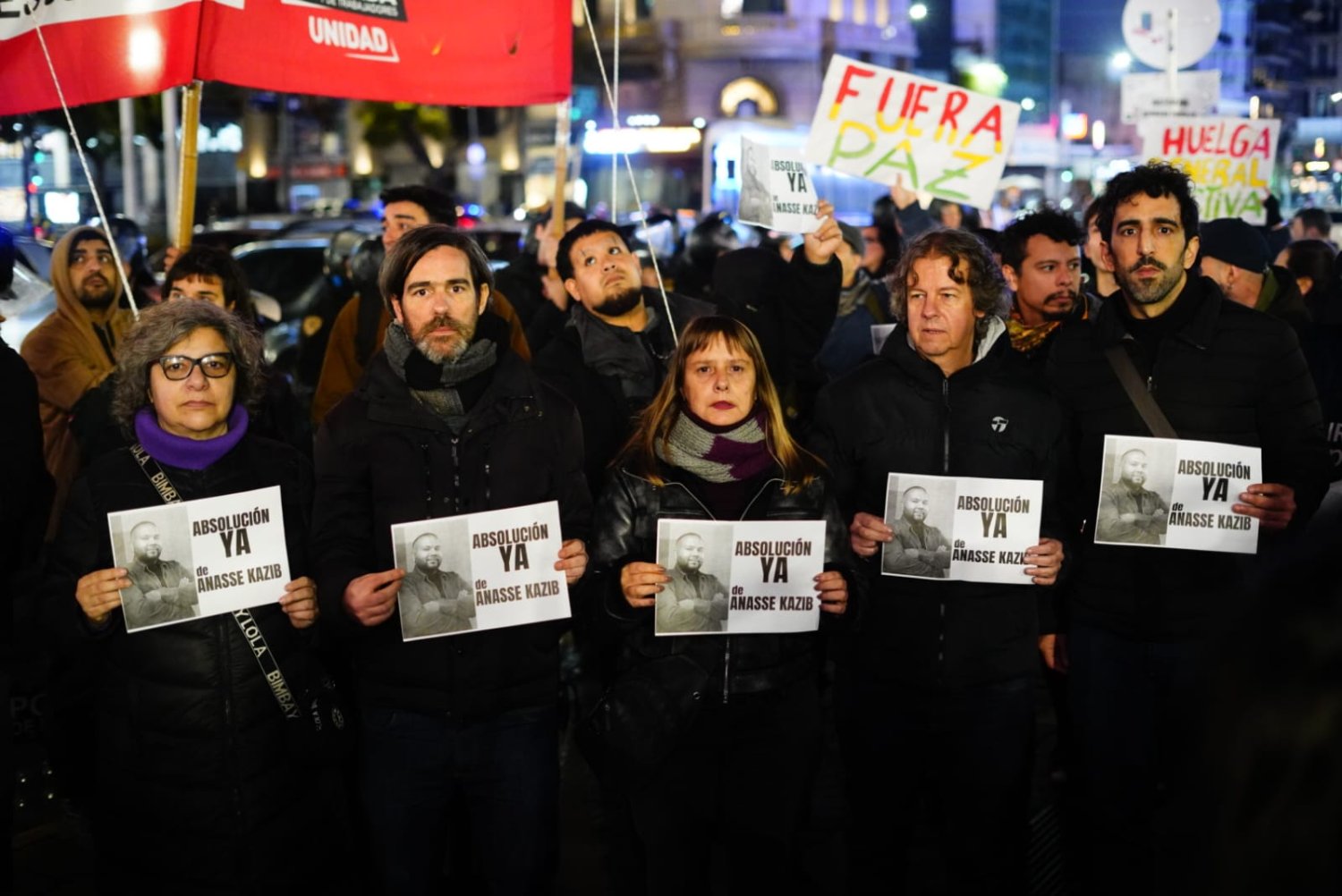 Escándalo en el Obelisco: cientos se movilizan contra la persecución de Annase Kazib en Francia