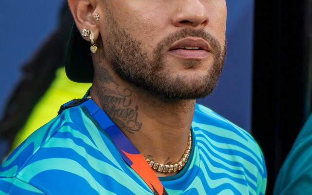 NO ME LA CONTÉS: NEYMAR SE FUGÓ DEL SANTOS PARA JUGAR AL PÓKER MIENTRAS EL EQUIPO VIAJA A LA SUDAMERICANA