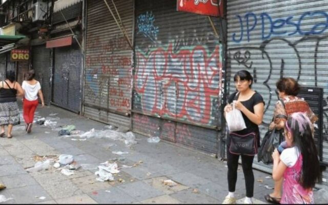 Siete meses de subas no alcanzan: la economía sigue en rojo interanual