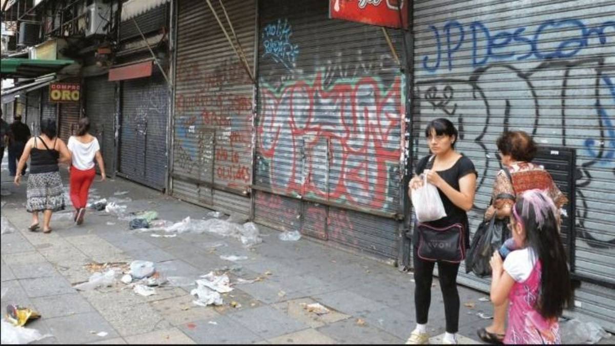 Siete meses de subas no alcanzan: la economía sigue en rojo interanual