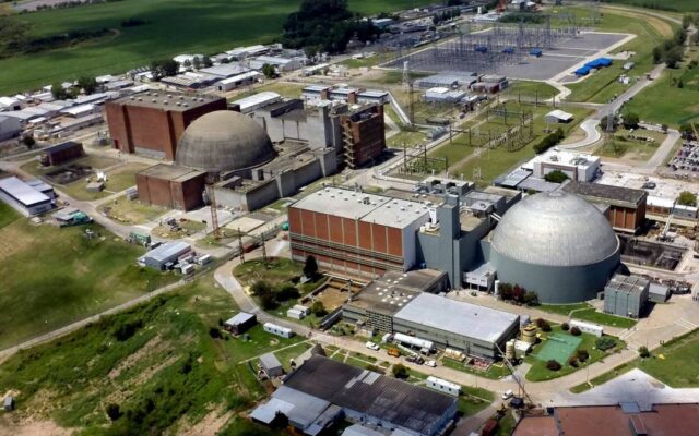 El desguace nuclear: Milei tira décadas de tecnología por la borda mientras entrega el país a las mineras