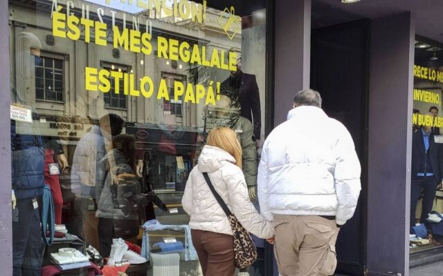 Ventas minoristas pyme caen 1,3% en junio: el consumo no repunta ni con Mundial y aguinaldo