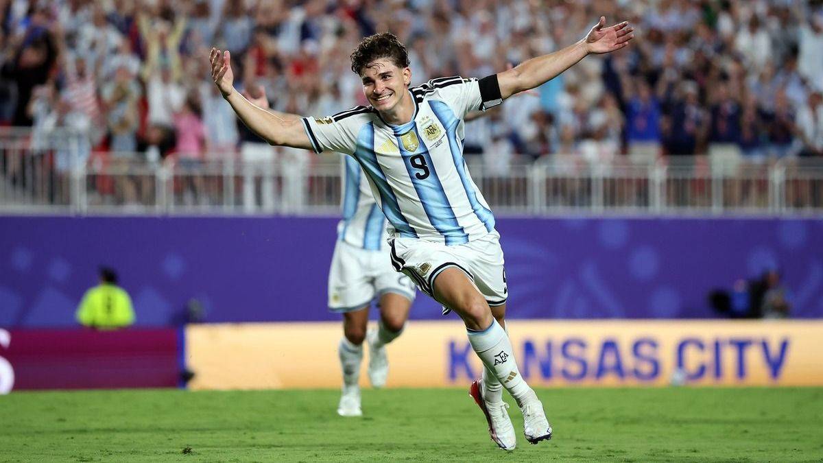 ¡Julián Álvarez iguala a Maradona! El golazo que lo mete en la historia grande de la Selección