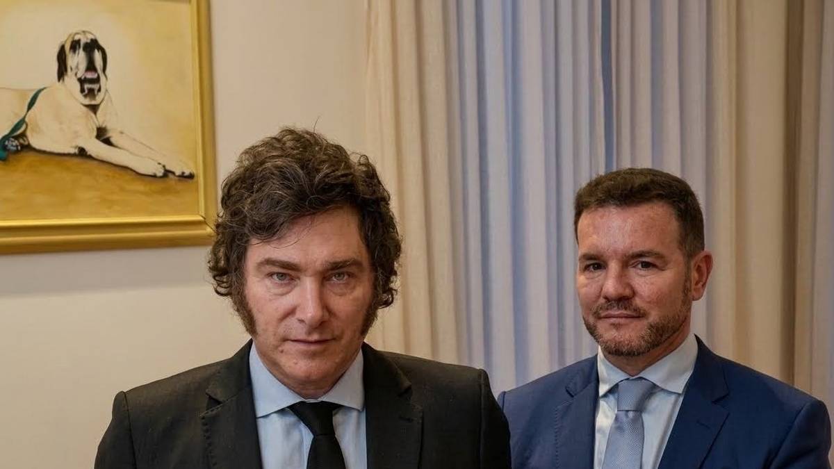 Motosierra diplomática: Milei echó a un funcionario tras una feroz interna en la Embajada en España
