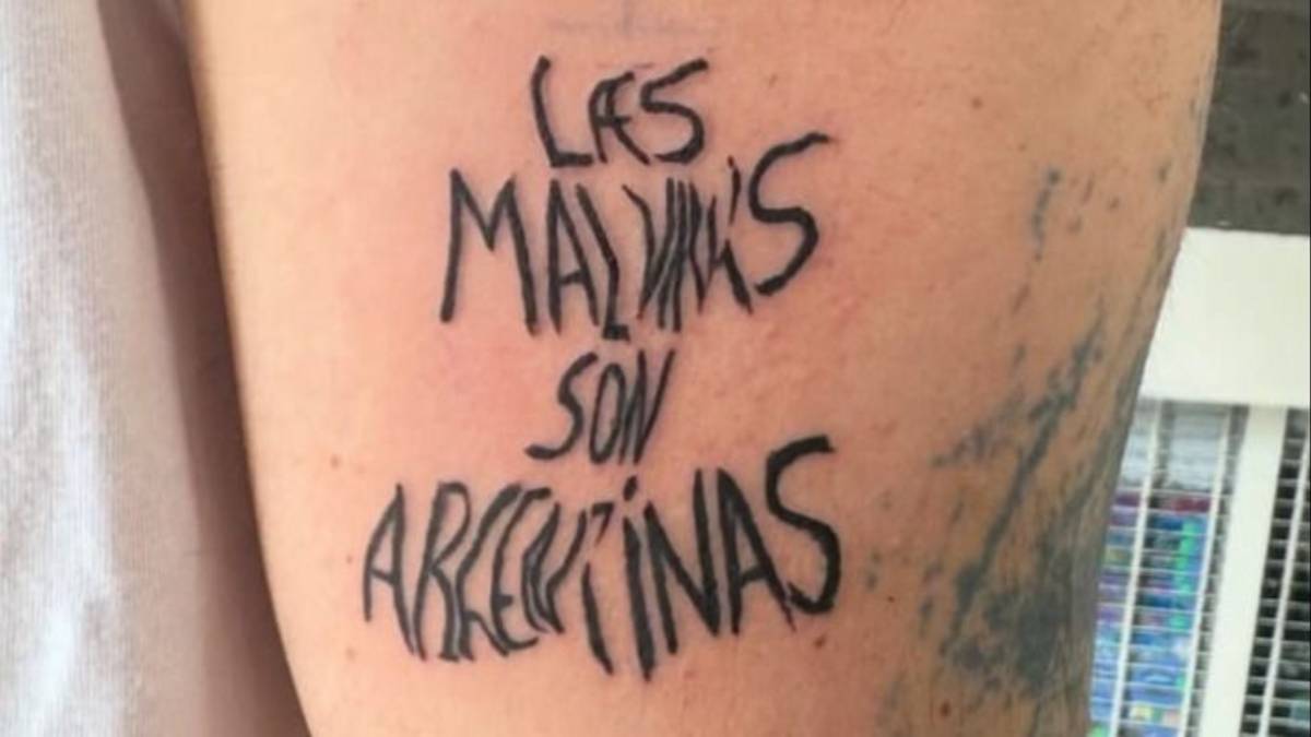 ¡Fiebre patriota! La bandera de Malvinas que mostró la Selección explota en tatuajes por toda Argentina