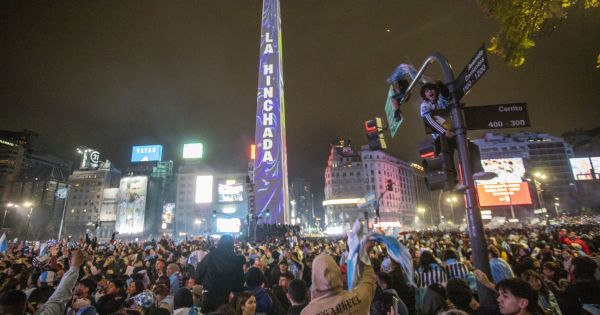 Orgullo herido: miles de hinchas coparon el Obelisco tras la derrota de la Selección