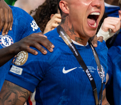 ¡NO ME LA CONTES! ENZO FERNÁNDEZ CLAVÓ UN GOLAZO QUE ROMPIÓ EL ARCO Y EL CORAZÓN DE INGLATERRA