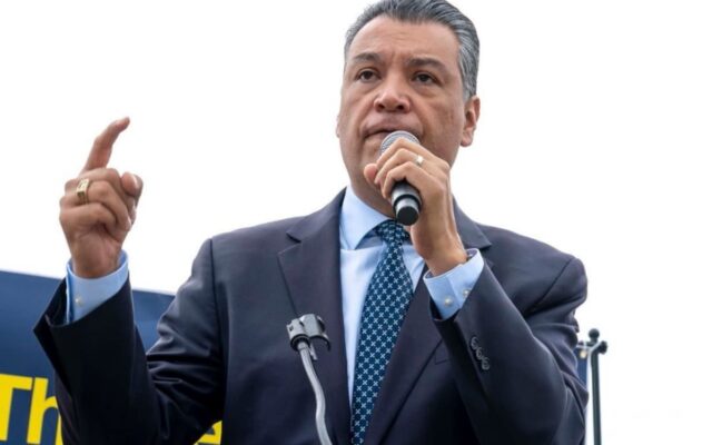 Alex Padilla: “Trump gobierna con miedo e intimidación contra los latinos”