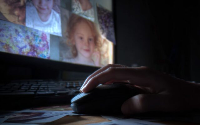 Alarma: crecen 73% los ciberdelitos sexuales contra chicos; Roblox, Instagram y TikTok, los focos