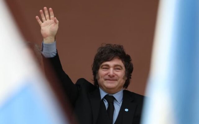 Milei: «La bandera de Malvinas puede salir 30 mil dólares, pero ganó la emoción»