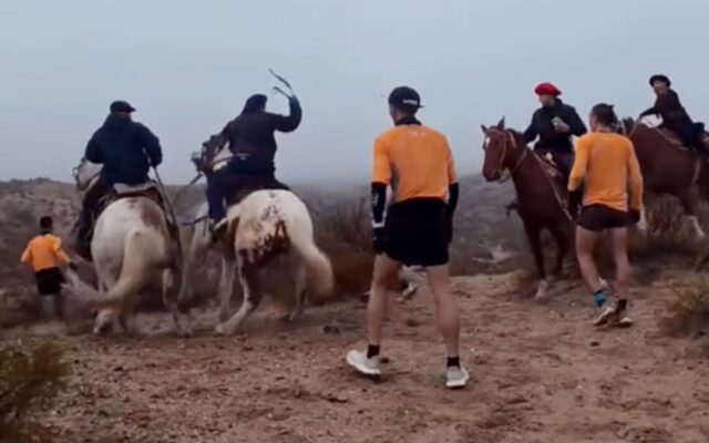 ¡Salvaje ataque a corredores en Río Negro! Jinetes los agredieron a fustazos y pedradas