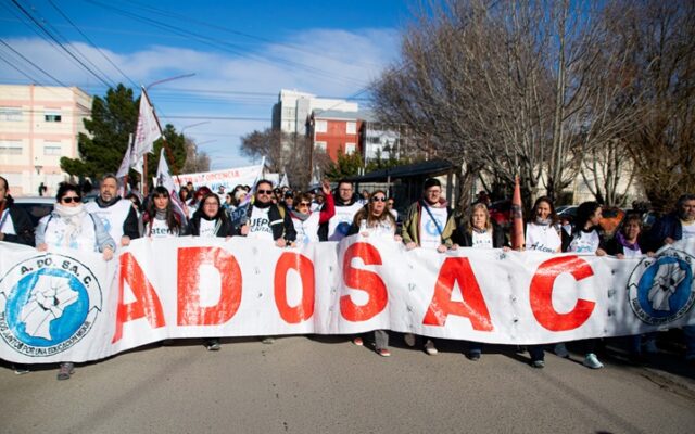 ADOSAC paraliza Santa Cruz con un paro de 72 horas: salarios de hambre y escuelas que se caen a pedazos
