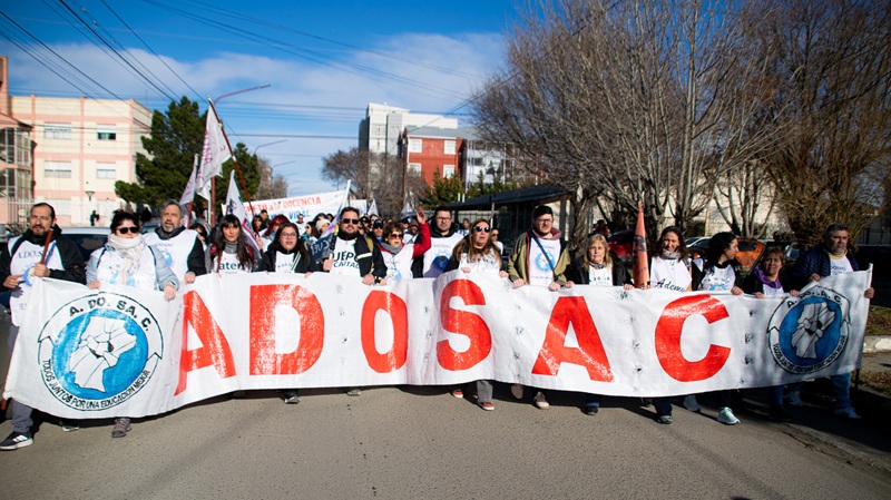 ADOSAC paraliza Santa Cruz con un paro de 72 horas: salarios de hambre y escuelas que se caen a pedazos
