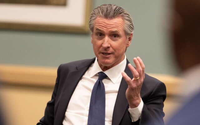 ¡Newsom contra cinco ciudades! Las demandan por ignorar la ley de vivienda en California