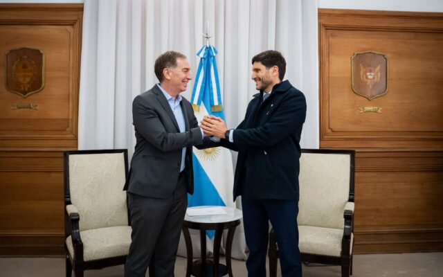 Milei le pasa la pelota a Santa Fe: firman el primer traspaso de una ruta nacional