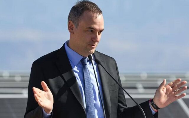 Adorni renunció a YPF: el escándalo lo persigue hasta el último cargo