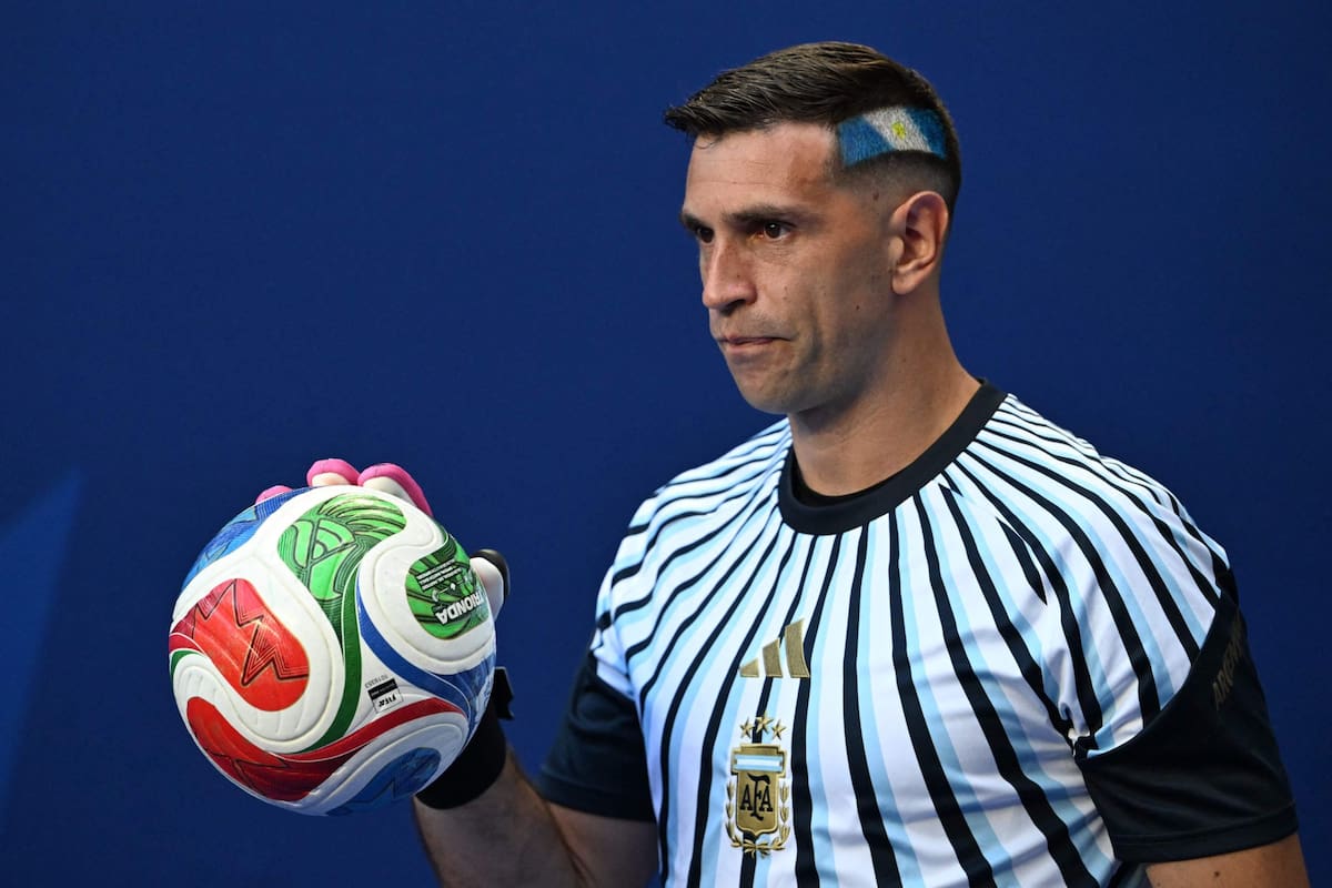 Dibu Martínez, en la cuerda floja: busca una atajada que lo salve del desastre en el Mundial