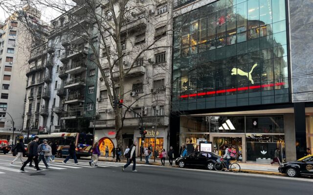 Palermo se reinventa: llega H&M, abre Miniso y prometen nuevos centros comerciales pese a la crisis