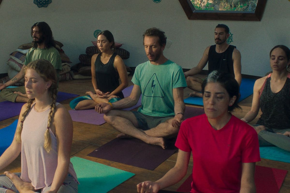 Rejtman vuelve a la carga: minimalismo, terremotos y un profesor de yoga que no se rinde