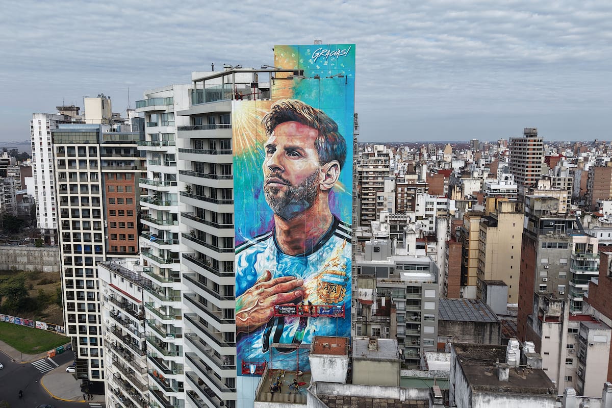 Rosario se vuelve museo a cielo abierto: el circuito secreto de murales que revive la infancia de Messi