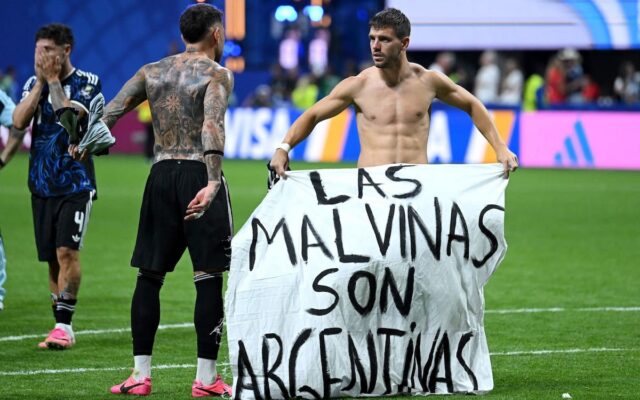 Polémica mundial: jugadores argentinos mostraron bandera de Malvinas tras vencer a Inglaterra