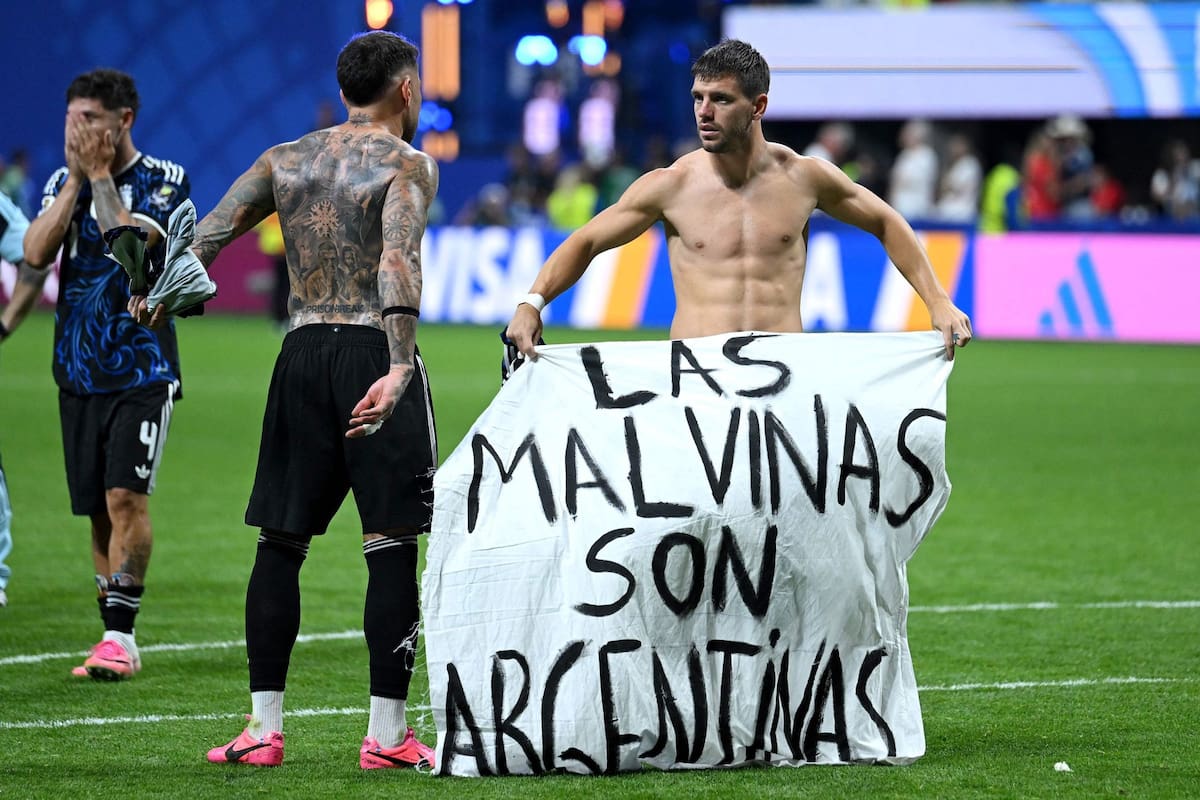 Polémica mundial: jugadores argentinos mostraron bandera de Malvinas tras vencer a Inglaterra